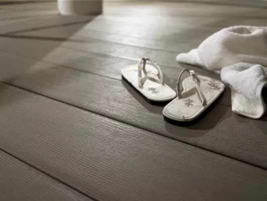 Terrassendiele mit doppelter Optik Bild: Terrassendiele mit doppelter Optik