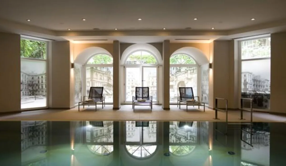 Thermalpool im historischen Badhaus des Schwarzen Bock
