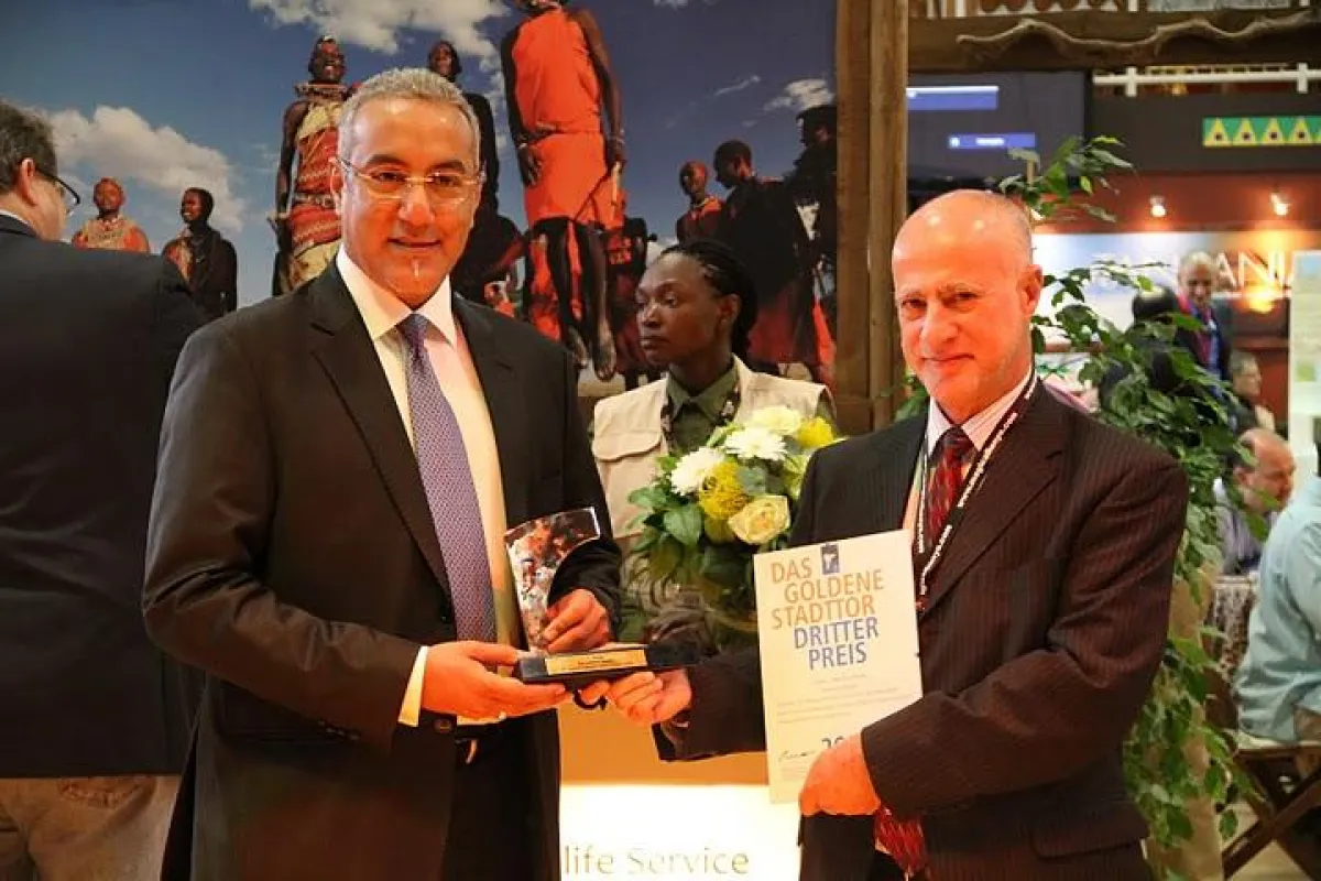 Tourismusminister Najib Balala und der Vorsitzende des Kenya Tourist Board, Michael Joseph, mit dem gewonnenen Preis