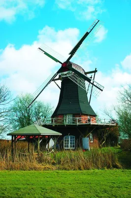 Bild: Ferienhäuser mit Flügeln: e-domizil lädt zum Nordsee-Urlaub in historischen Mühlen