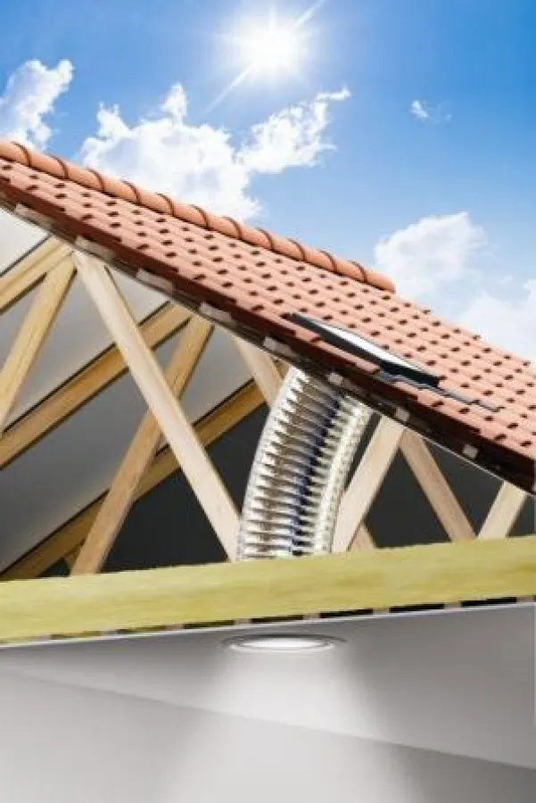 Licht und Luft in fensterlosen Zimmern ? das ermöglicht der VELUX Tageslicht-Spot in der Etage unter dem Dachboden, denn das reflektierende Aluminiumrohr leitet Sonnenlicht ins Haus. Grafik: VELUX Deu