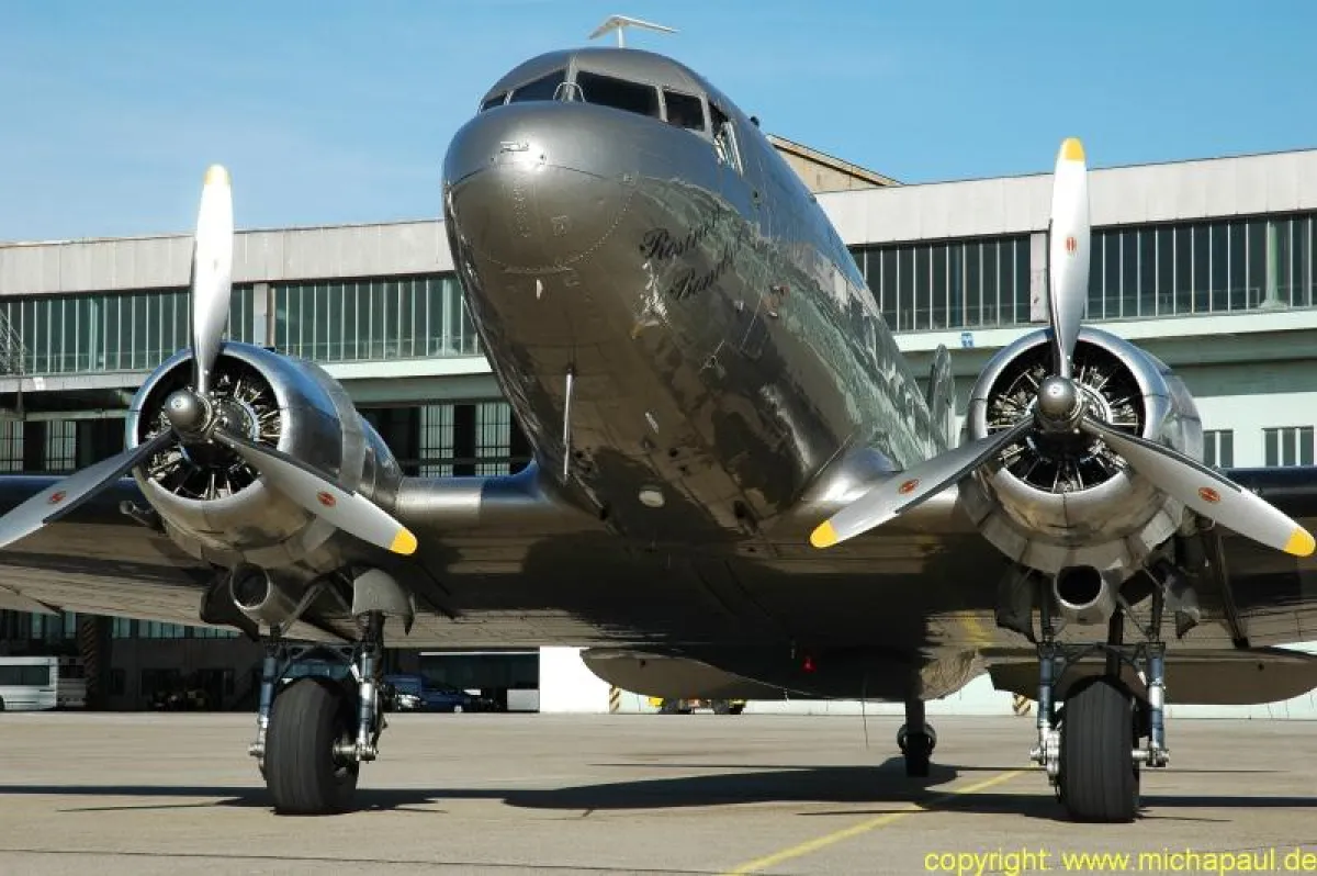 Flughafen Tempelhof: Ein Rosinenbomber auf den Vorfeld