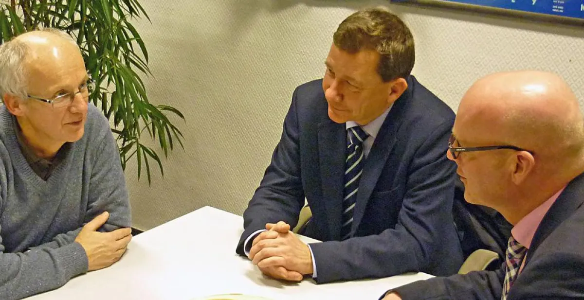 Die Freien Bürger Jens Lücking und Sascha Merz im Gespräch mit Opel-Betriebsratschef Rainer Einenkel