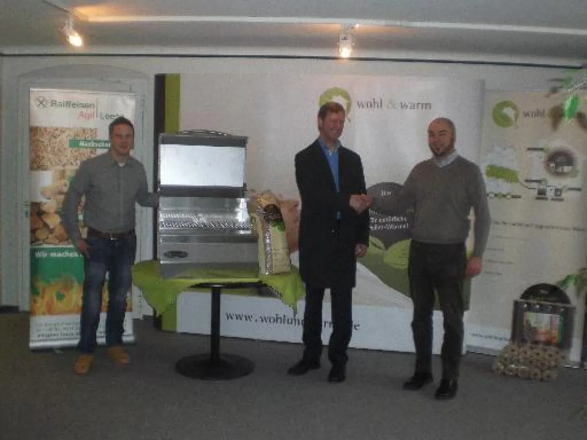 Übergabe des Pelletgrills: v.l.n.r.: Dennis Reichelt (Raiffeisen Agil Leese), Dirk Nordmeier (Gewinn