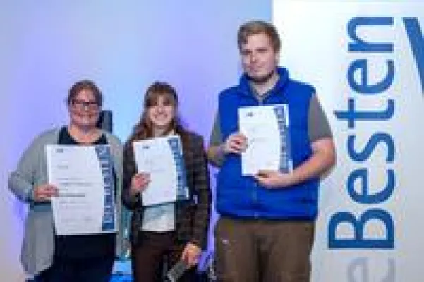 Bild: Drei Auszubildende aus dem CJD Berufsbildungswerk Frechen als Prüfungsbeste der IHK Köln ausgezeichnet