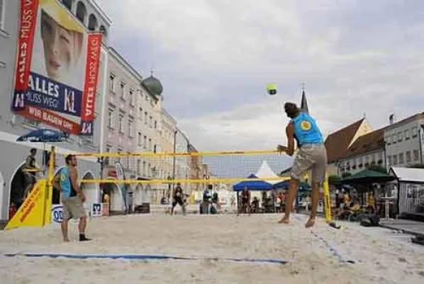Bild: Sonne, Strand und sportliche Höchstleistungen–Erhard Sport ist Ausstatter der Topveranstaltungen im Beachsport
