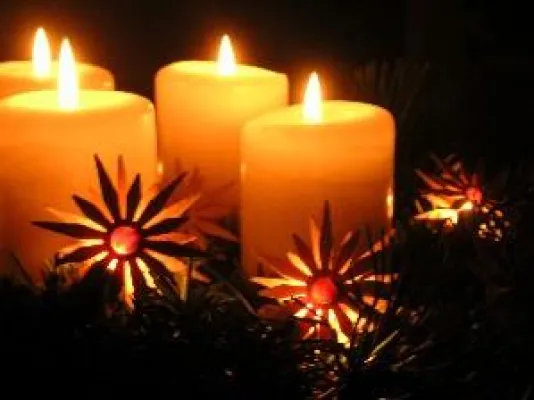 Bild: Holzsterne zum Aufstecken aus dem Erzgebirge in der Tisch- und Raumdekoration