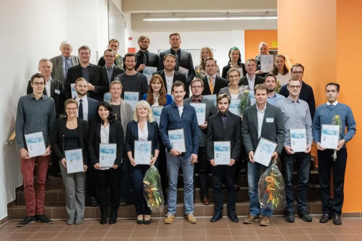 Die diesjährigen Preisträger des Deutschlandstipendiums an der EAH Jena, gemeinsam mit Förderern (Foto: Nico Stengert)