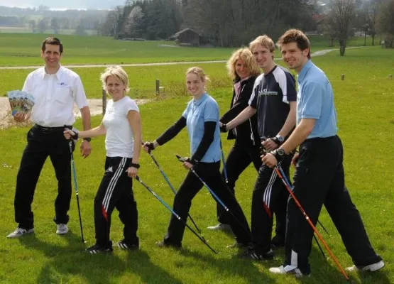Bild: Biathlonweltmeisterin Martina Glagow und Olympiasieger Michael Uhrmann stellen neuen Nordic Walking Flyer vor
