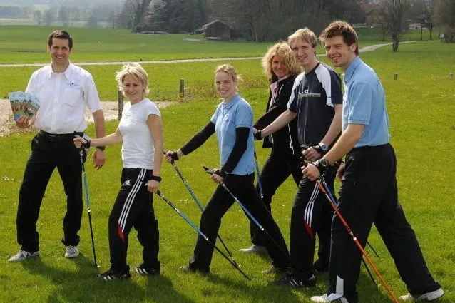 Bild: Biathlonweltmeisterin Martina Glagow und Olympiasieger Michael Uhrmann stellen neuen Nordic Walking Flyer vor
