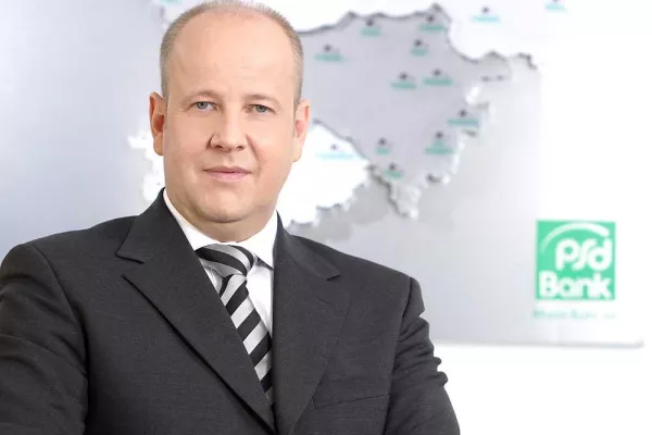 Bild: PSD Bank Rhein-Ruhr eG: Für Vorstand Lothar Deinert kommt Dr. Stephan Schmitz