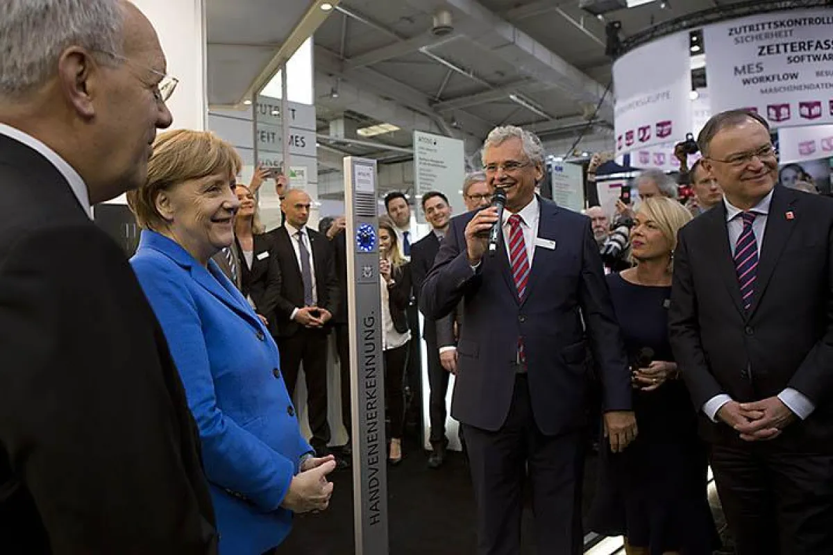 PCS begrüßte Bundeskanzlerin Merkel und den Schweizer Bundespräsidenten Schneider-Ammann.