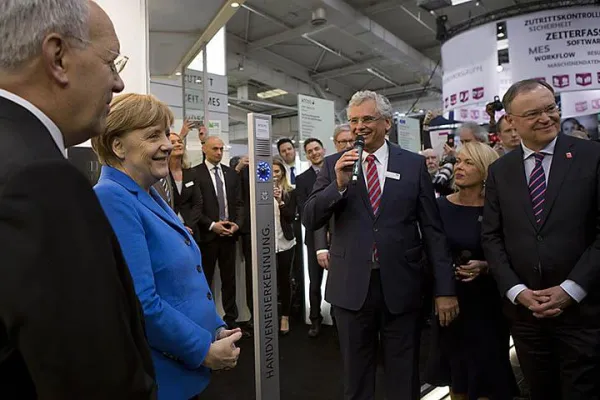 Bild: Bundeskanzlerin Angela Merkel besucht PCS Systemtechnik auf der CeBIT 2016
