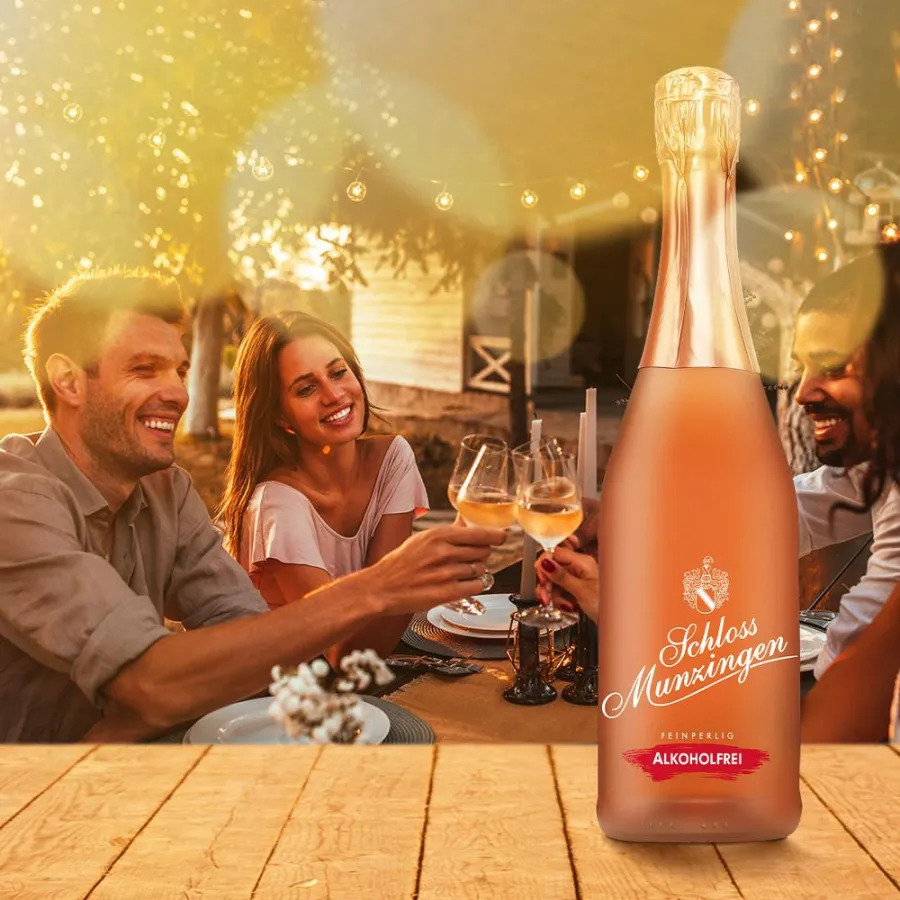 Die Schloss Munzingen Young Line Rosé Alkoholfrei sorgt für unbeschwerte, prickelnde Genussmomente.