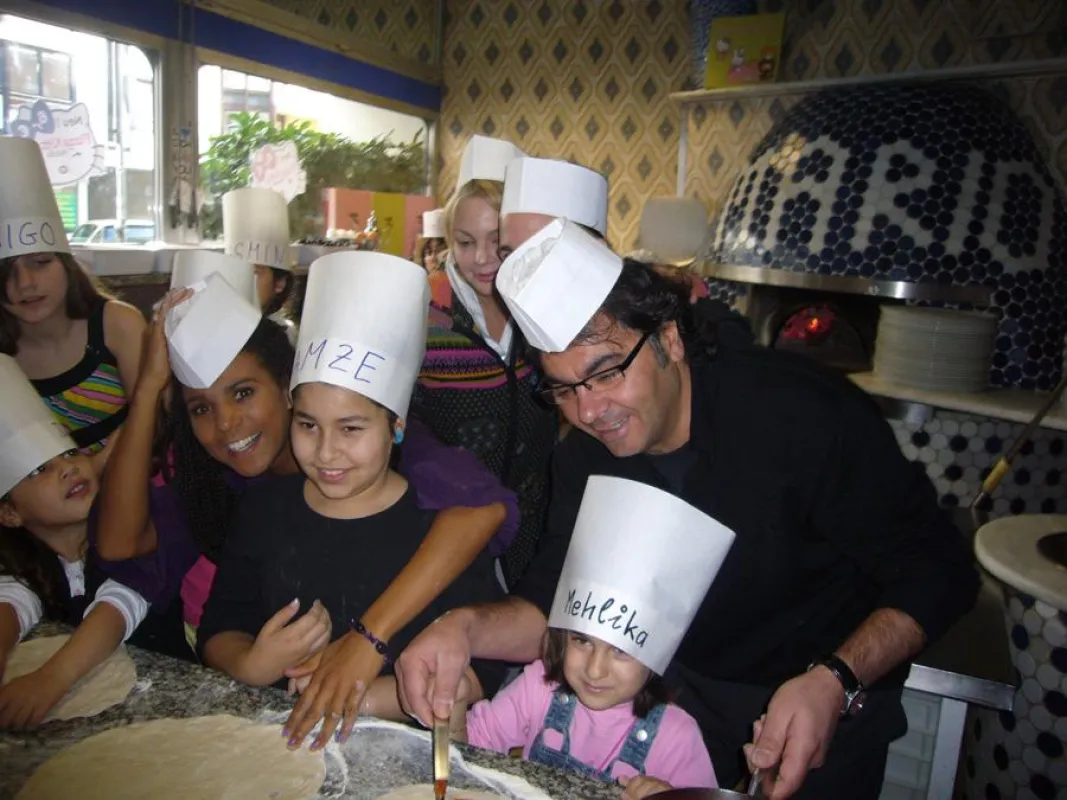 Laura Schneider und Antonio Putignano beim Pizzabacken mit den Kindern