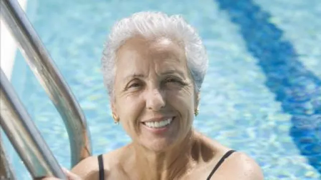 Bild: Der Sprung ins kalte Wasser – unter Umständen kann er zu Herzinfarkt und Schlaganfall führen