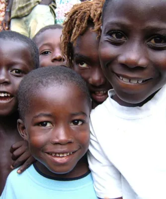 Bild: 1000 Fußbälle für Kinder in Ghana - Aktion der Münchner Fußballärzte zur WM 2010