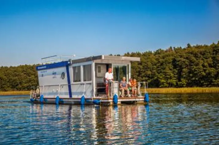 Bild: Probewohnen und Testtörns auf schwimmenden Häusern und Hausbooten