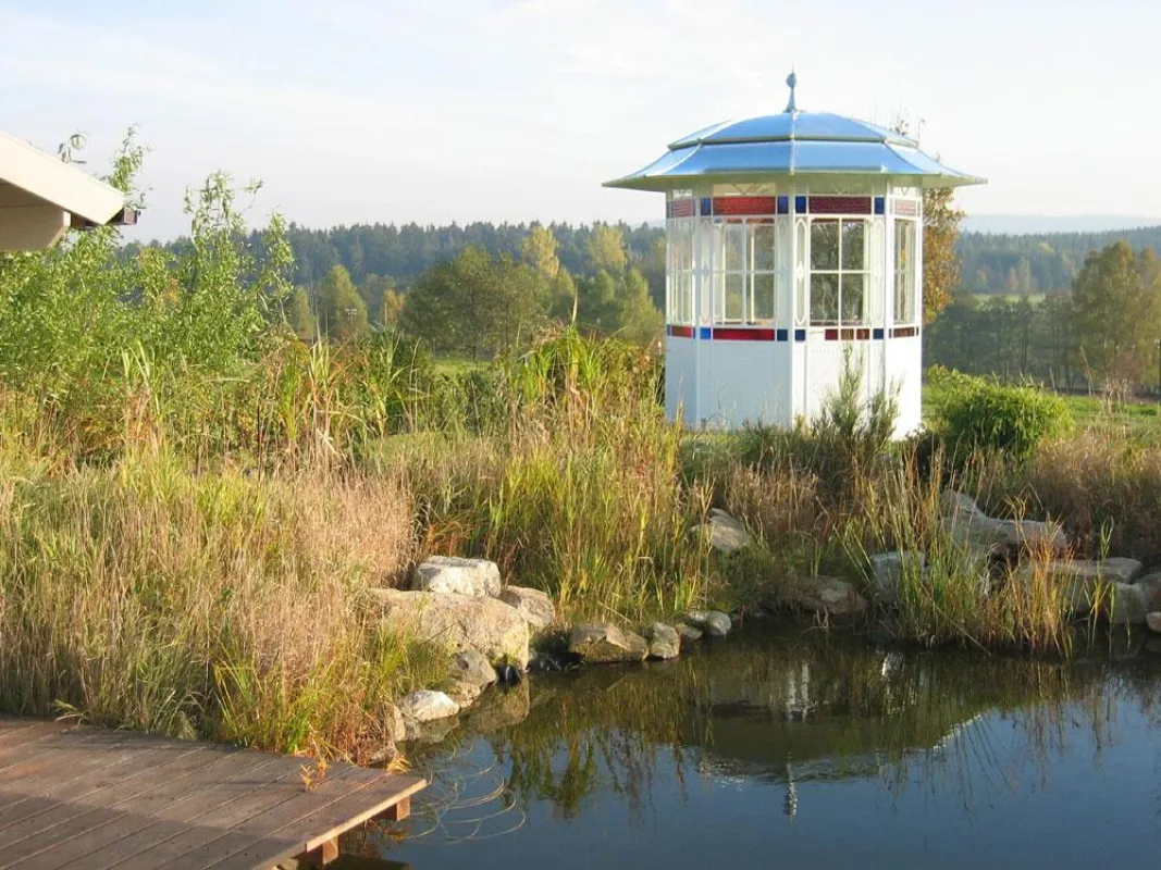 Pavillons eröffnen romantische Perspektiven für den Garten. Foto: www.gartendesign.de / Immowelt.de.
