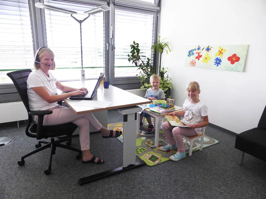 Arvato Systems-Mitarbeiterin Sandra Wiesing und ihre Kinder im Eltern-Kind-Büro in Gütersloh