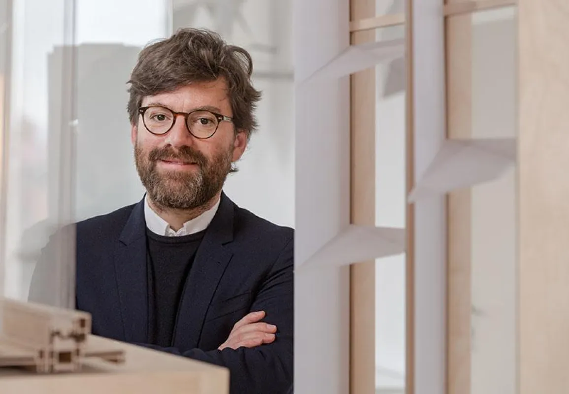 Dr. Philipp Molter und sein Team haben ein Belüftungssystem für doppeltverglaste Fassaden entwickelt, das sich automatisch öffnet und schließt. (A. Heddergott / TUM)