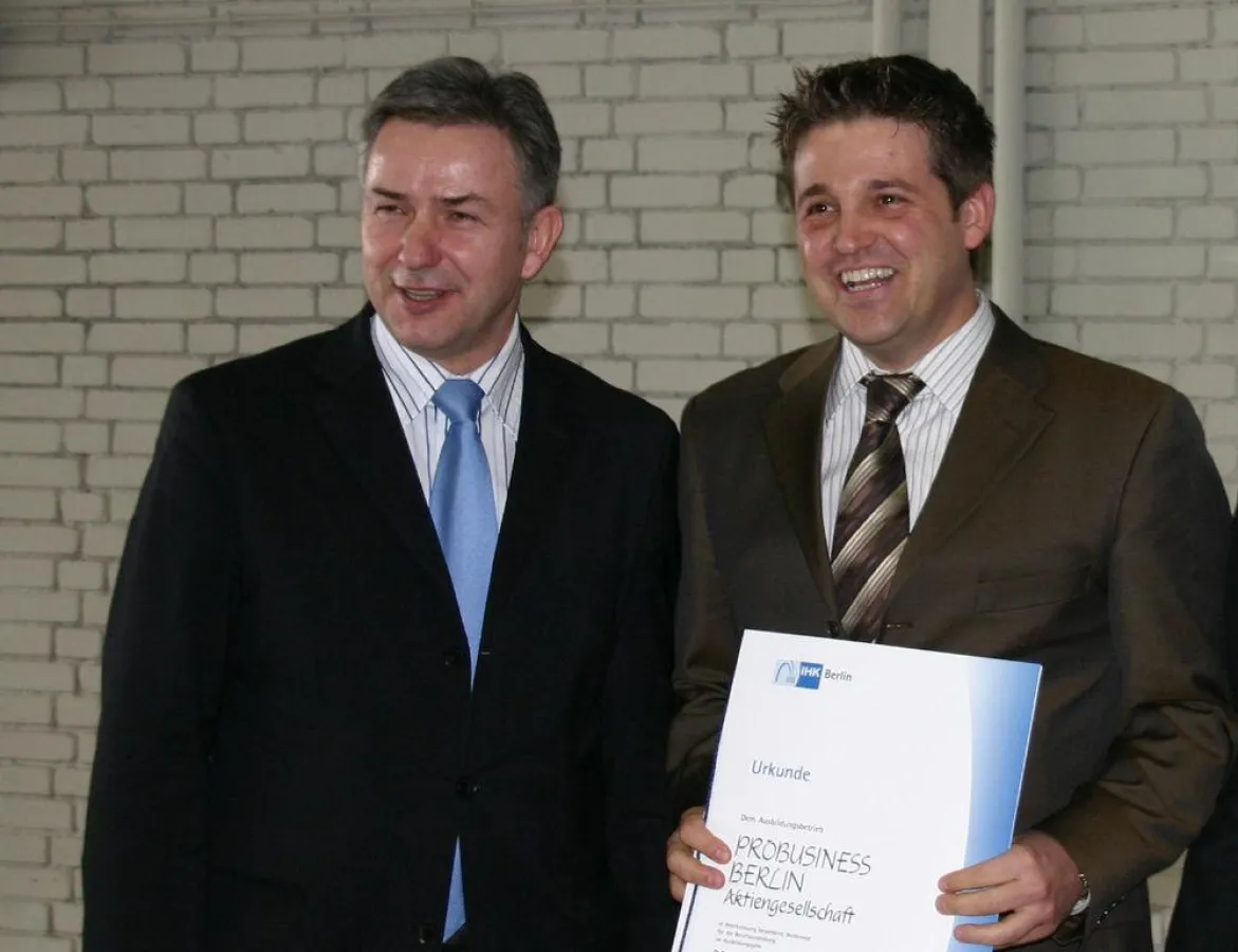 Michael Kottysch mit Klaus Wowereit bei der Verleihung