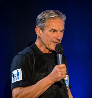 Bild: Zwei Weltrekorde und der Excellence Award - Wolfgang Bertol brilliert beim 3. internationalen Speaker Slam 