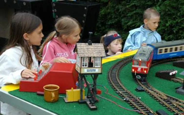 Bild: 24.8.06 Kinder übernehmen Fahrbetrieb - Spur0 in Kinderhand