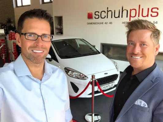 Bild: Rotlicht, Livestream und 71 PS: Übergrößen-Schuhspezialist schuhplus verlost PKW