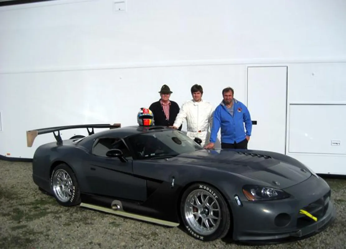Neben der neuen GS Dodge Viper: v.l. Hans Heyer, er fuhr 999 Rennen, Sohn Kenneth Heyer, fährt 2007 für GS Motorsport und Georg Severich, Teamchef