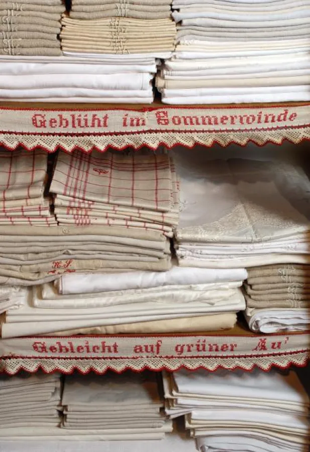 Feines Leinen aus dem Wäscheschrank um 1900