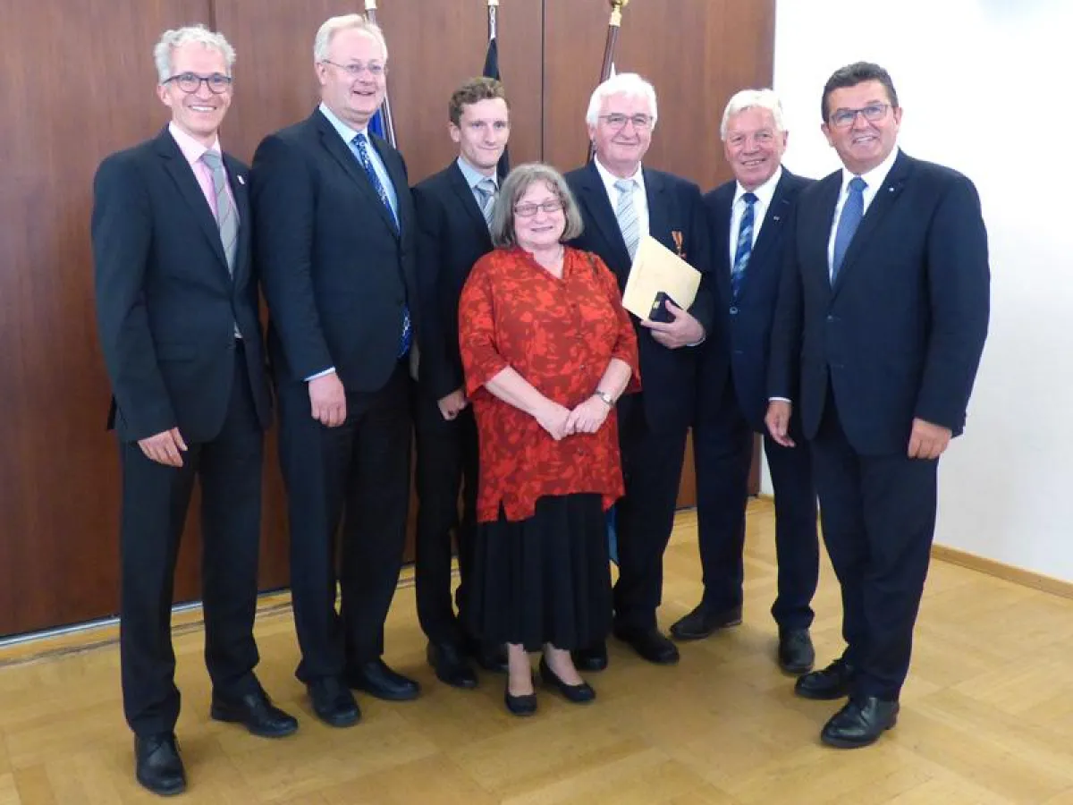 Hans Reich freut sich mit Familie und Vertretern aus Kaufreuren über Auszeichnung durch Pschierer