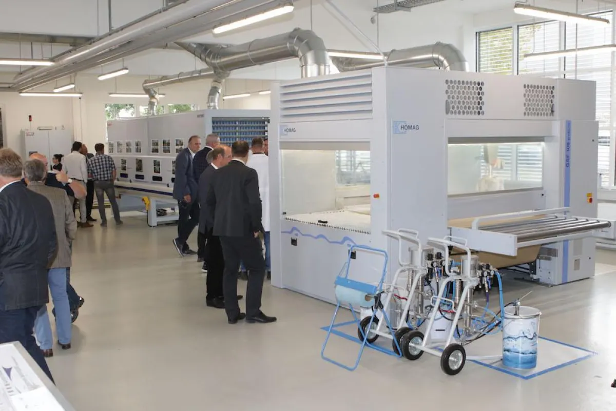 Präsentation innovativer Technologien und Lacke für die Veredelung von Holzoberflächen