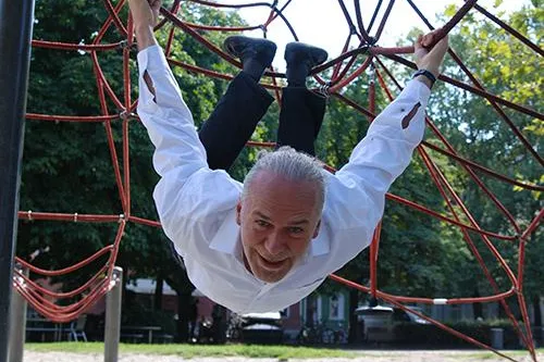 Robert Schleip hält Vortrag über „Faszien als Sinnesorgan“ Bild: Robert Schleip hält Vortrag über „Faszien als Sinnesorgan“