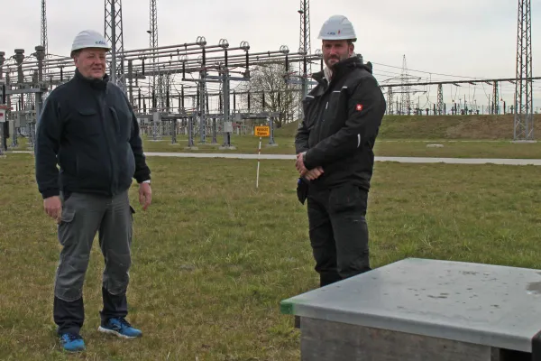 Bild: E.DIS engagiert sich für Artenschutz in Mecklenburg-Vorpommern: Bienenvölker am Umspannwerk angesiedelt