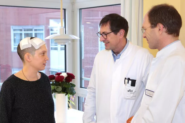 Bild: Die erste Patientin: neuer Hirnschrittmacher lässt hoffen