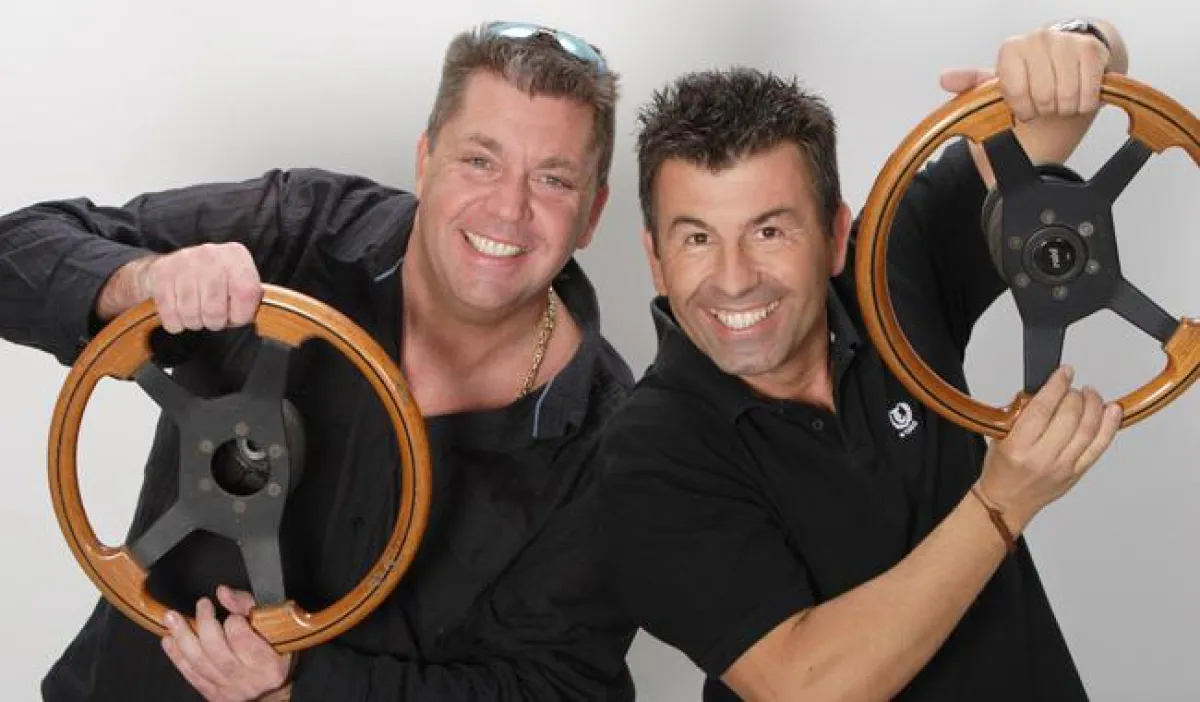 Die Autohändler Jörg und Dragan