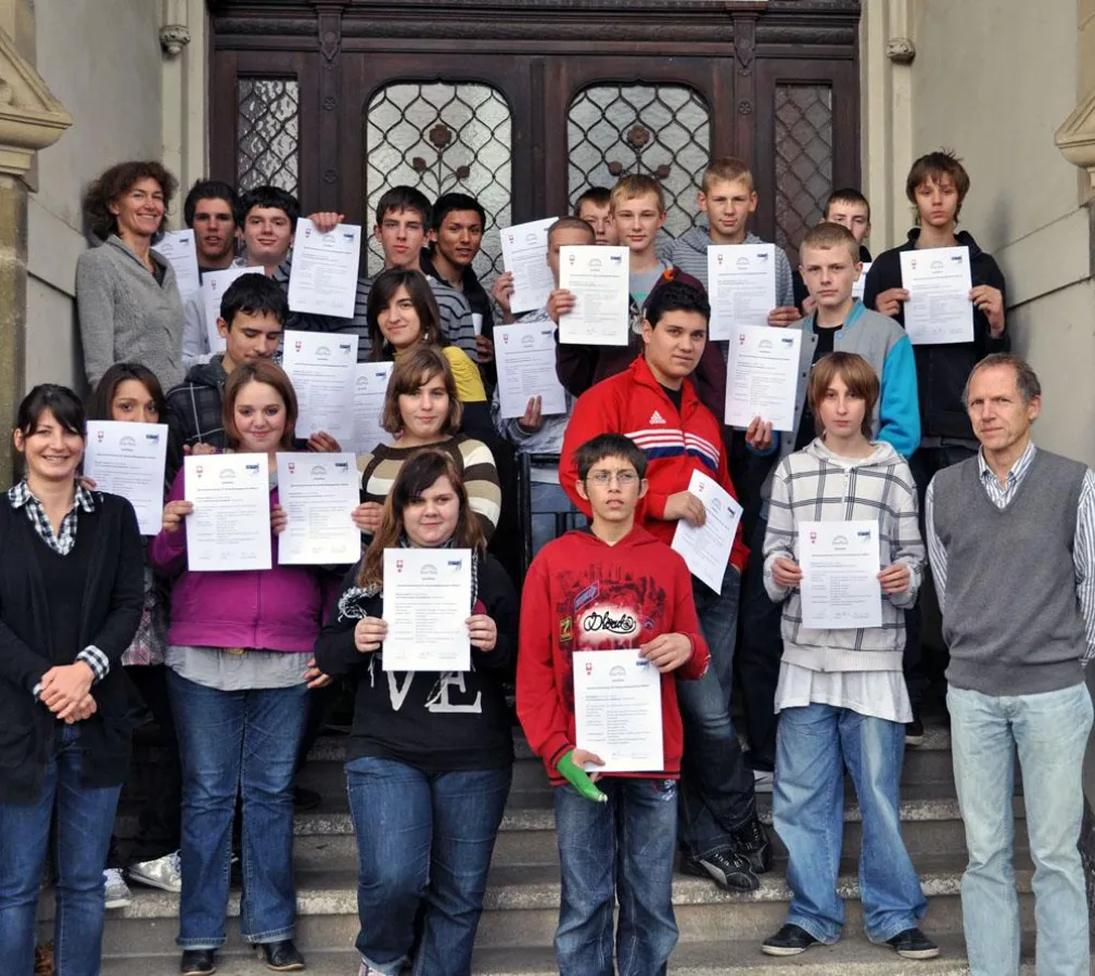 Gemeinsam mit Schulleiter Wieners präsentieren die Schüler ihre Bewerbungstraining-Zertifikate