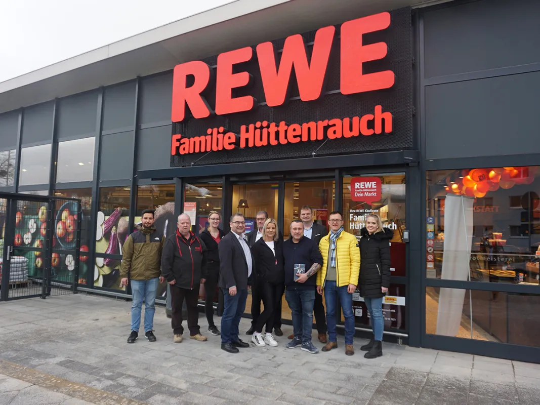 REWE Familie Hüttenrauch feiert Wiedereröffnung (© WMG Wolfsburg)