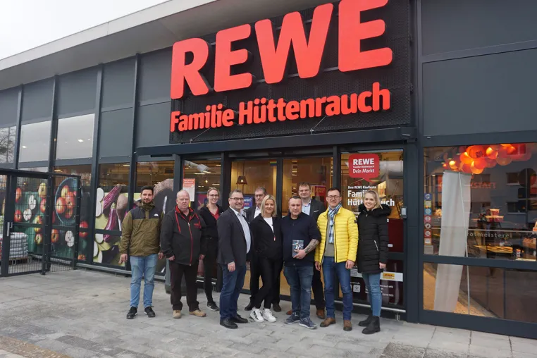 Bild: REWE Familie Hüttenrauch feiert Wiedereröffnung
