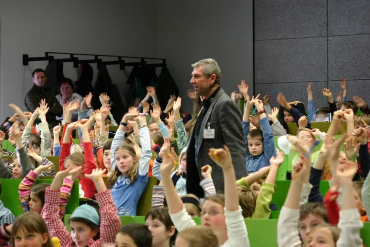 Erste KinderHochschüler erklimmen Bronze-Status in ihrer Karriereleiter - Reise durch die Welt des Lichts Bild: Erste KinderHochschüler erklimmen Bronze-Status in ihrer Karriereleiter - Reise durch die Welt des Lichts