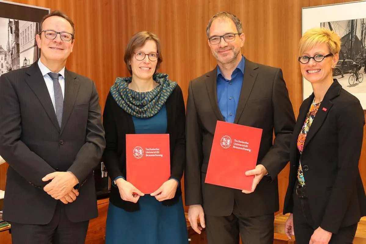 Prof. Dr. Folkhard Isermeyer, Präsident des Thünen-Instituts, Prof. Dr. Engel Hessel, Prof. Dr. Jens Dauber und Prof. Dr. Anke Kaysser-Pyzalla, Präsidentin der TU Braunschweig. (Kristina Rottig/TU Br
