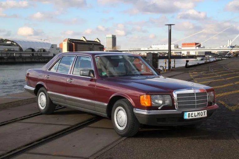 Glänzender Auftritt: Unrestaurierter 380 SE strahlt im ersten Lack von 1985 Bild: Glänzender Auftritt: Unrestaurierter 380 SE strahlt im ersten Lack von 1985