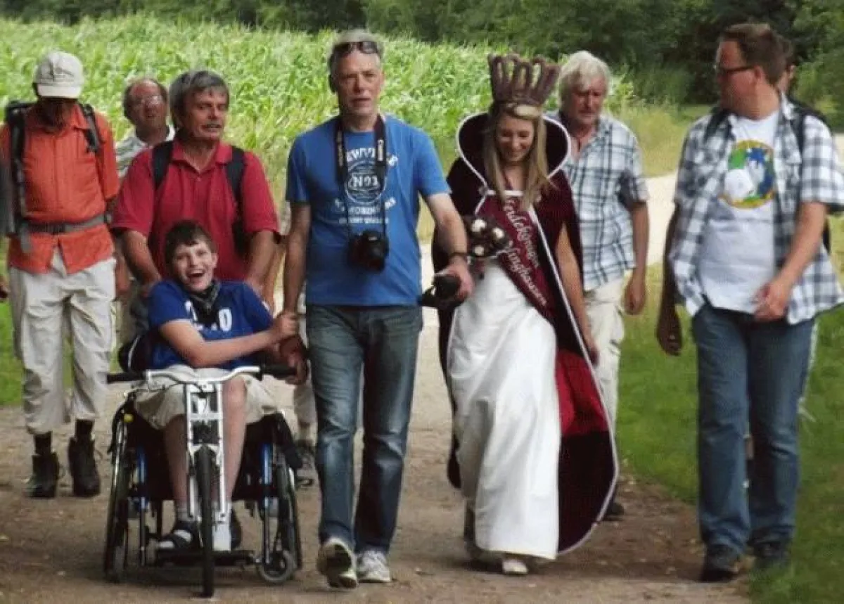 Nico Schnittger wird im September 2015 im Rollstuhl über den Jakobsweg geschoben