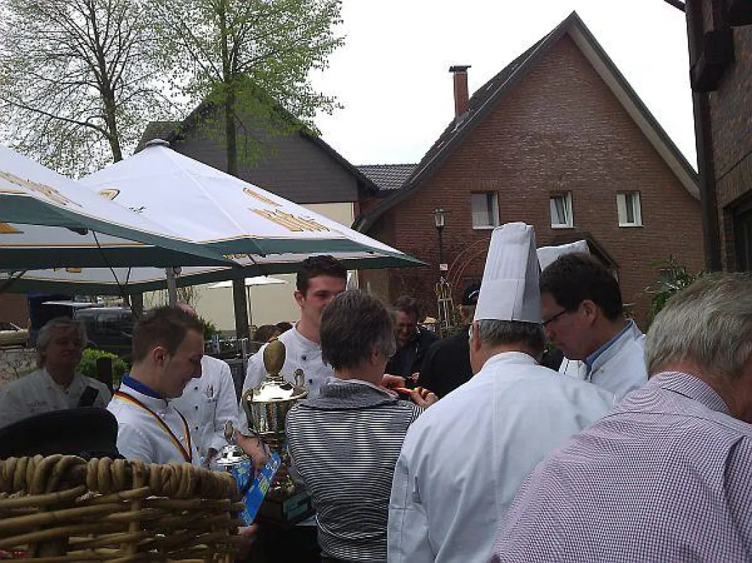 Organisator Helmut Osterholt (3.vl) mit den Teilnehmern Tobias Höing und Tobias Bröker (beide 2. Platz), Leroy Brodner und Alexand