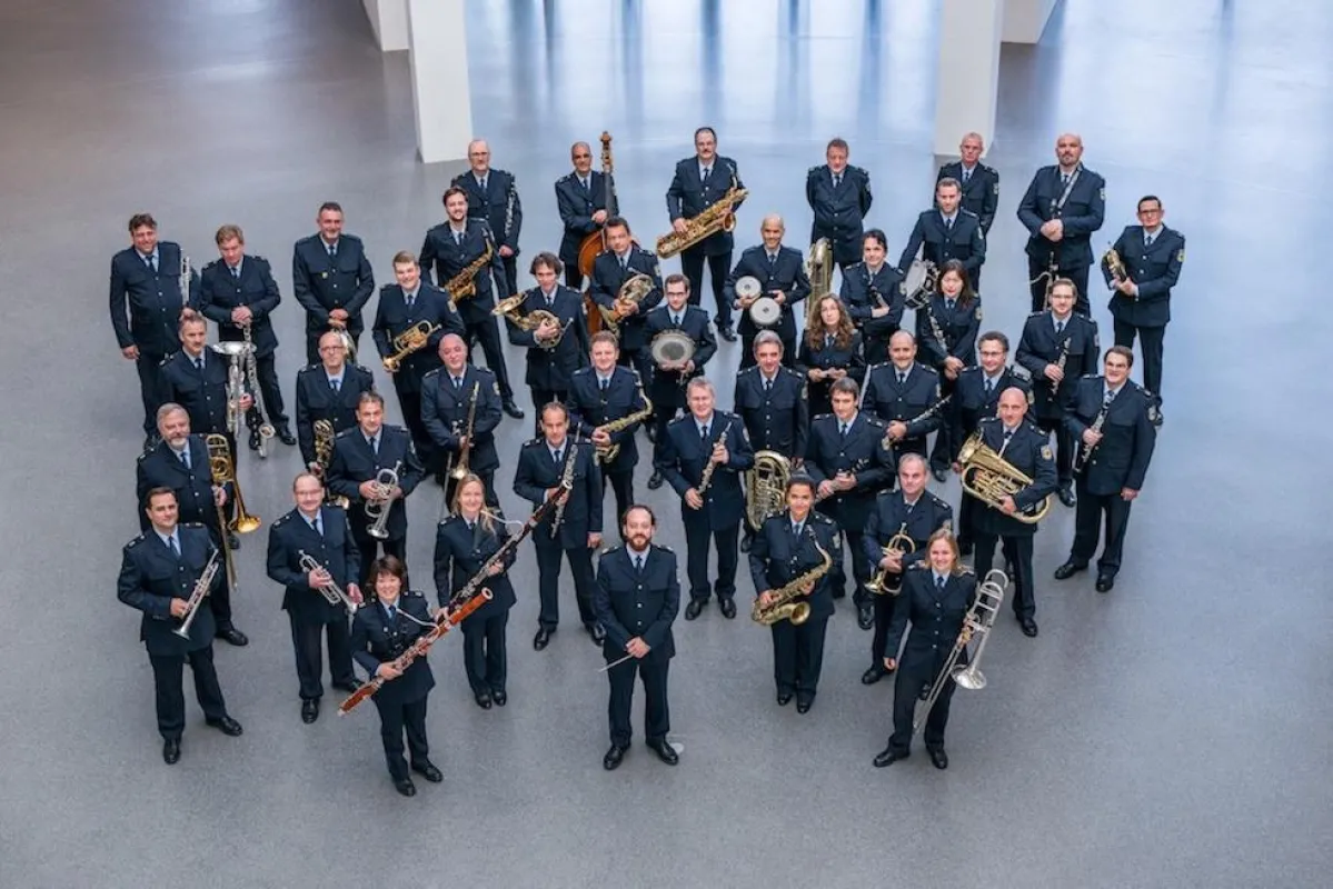 Das Bundespolizeiorchester wird begleitet von Orgel und Sopran