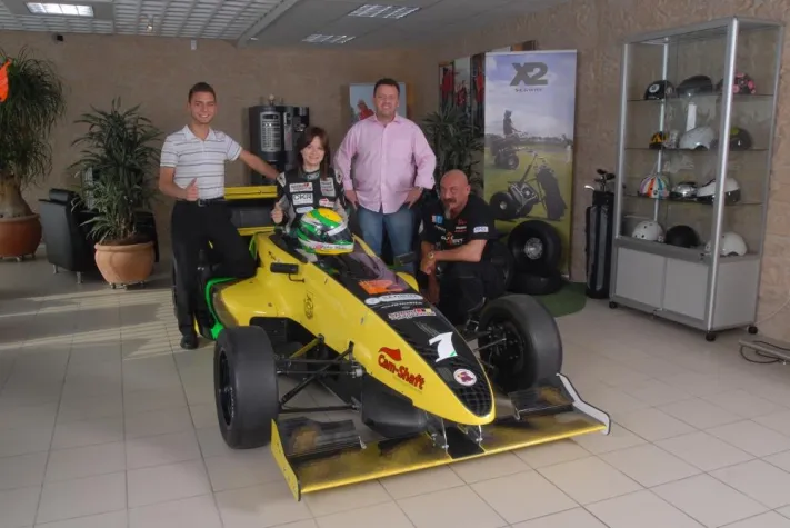 Bild: Die Schöne und der Speed - Jackie Weiss ist Deutschlands jüngste Formelrennfahrerin