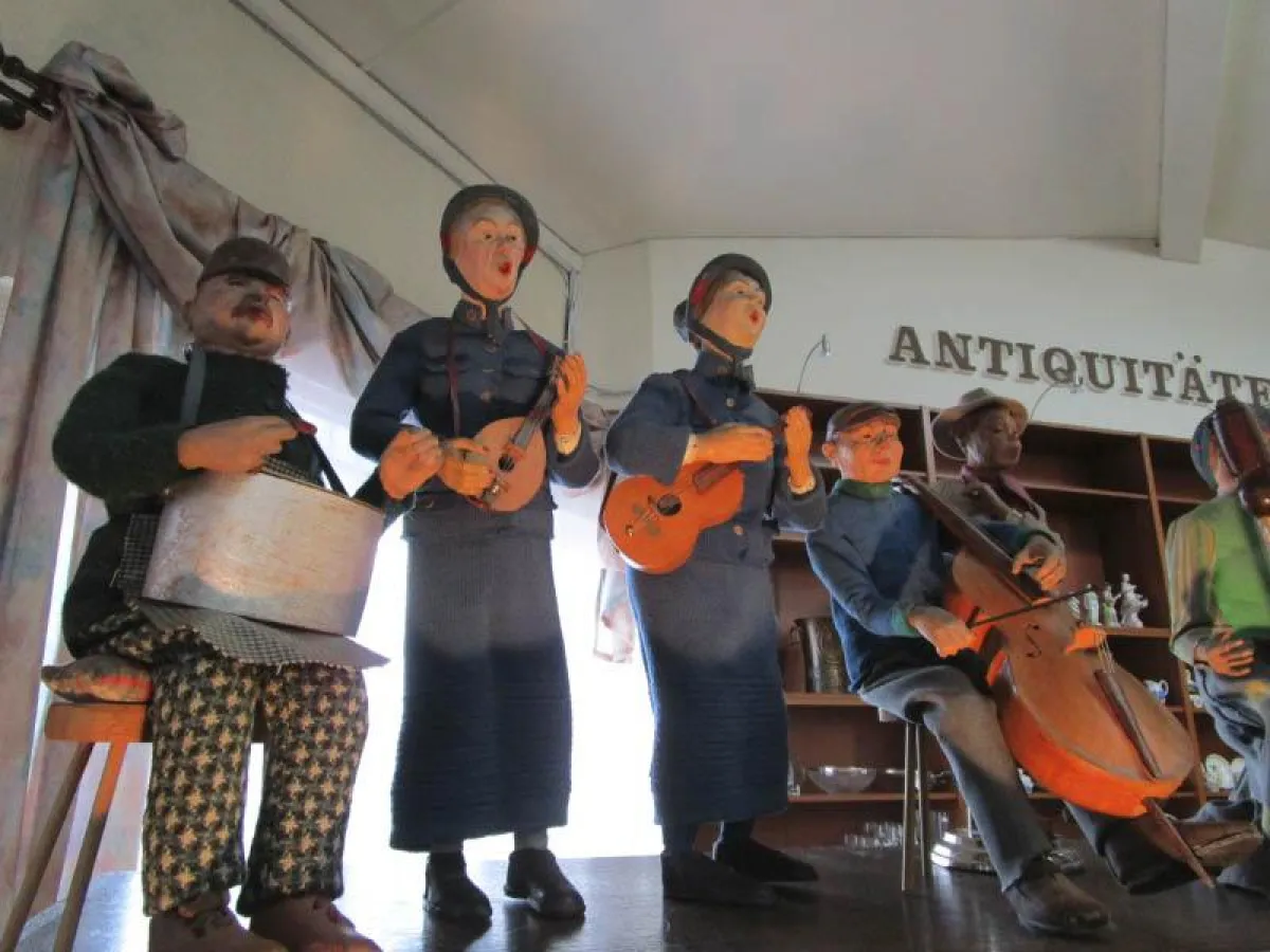 100 Jahre alte handgeschnitzte Figurengruppe der Heilsarmee