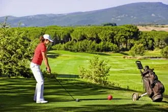 Bild: Sonnen, surfen, shoppen oder golfen – Sardinien bezaubert mit unberührter Natur und Urlaubsvielfalt