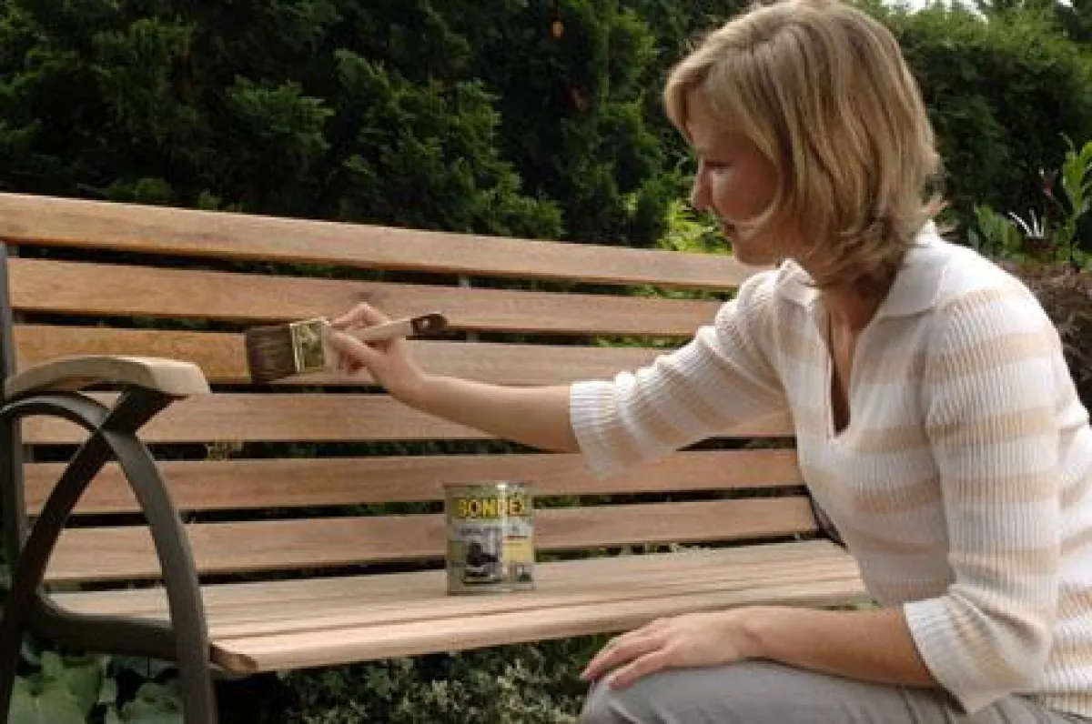 Holzgartenmöbel bekommen mit Bondex Holzölen den nötigen Schutz vor Regen und Schnee.
